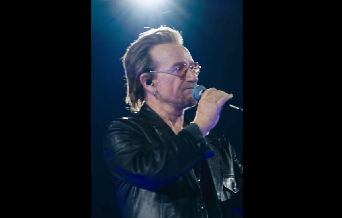 Bono e gli U2 cambiano le parole di ‘Pride’ per rendere omaggio ai ragazzi uccisi al festival Supernova in Israele