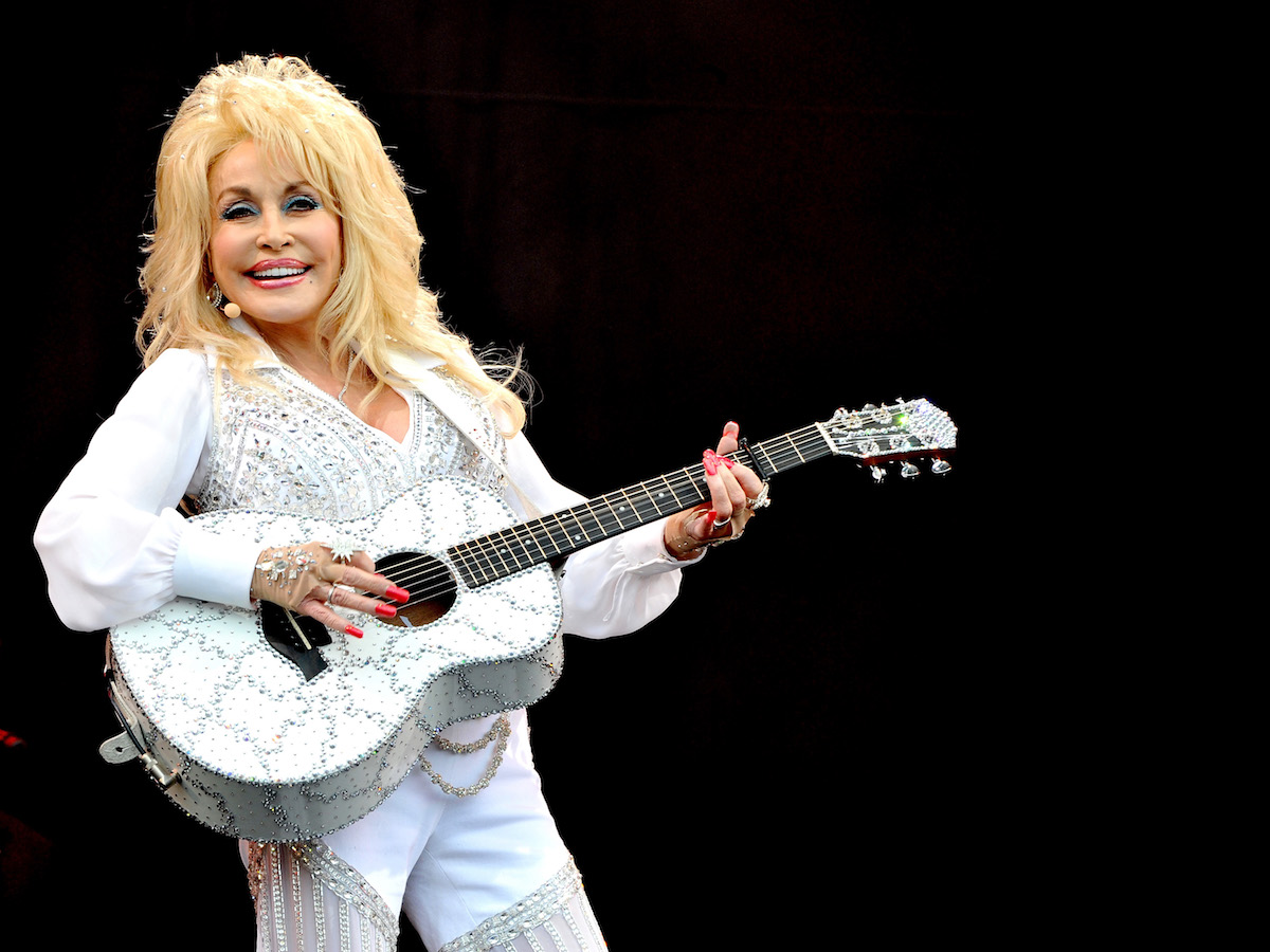 Dolly Parton realizza il desiderio di un fan in ospedale e gli fa una serenata al telefono