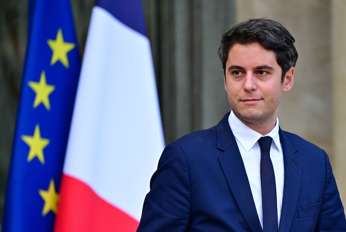 Giovane, gay, nemico della destra: chi è Gabriel Attal, il nuovo primo ministro francese