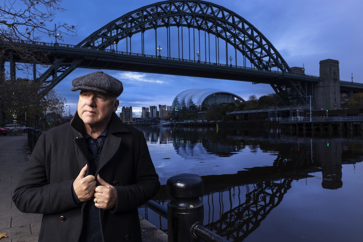 Mark Knopfler dice addio a Newcastle in ‘Watch Me Gone’
