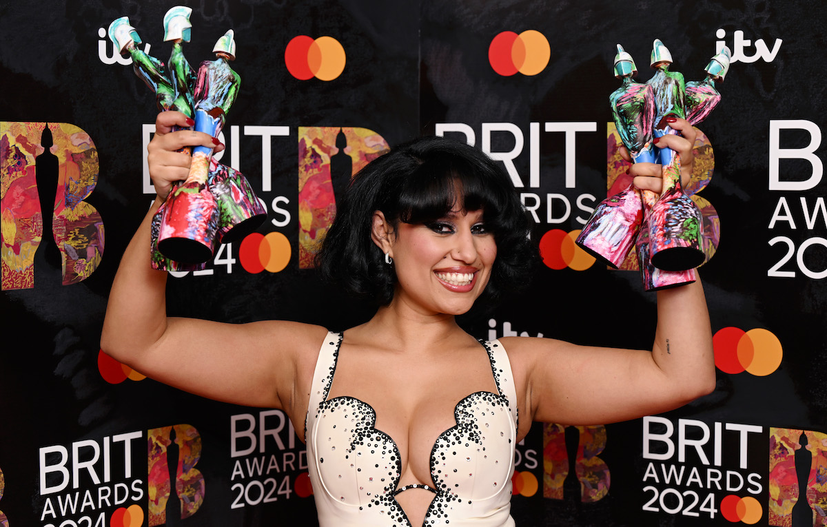 Raye pigliatutto: ecco i vincitori dei Brit Awards 2024