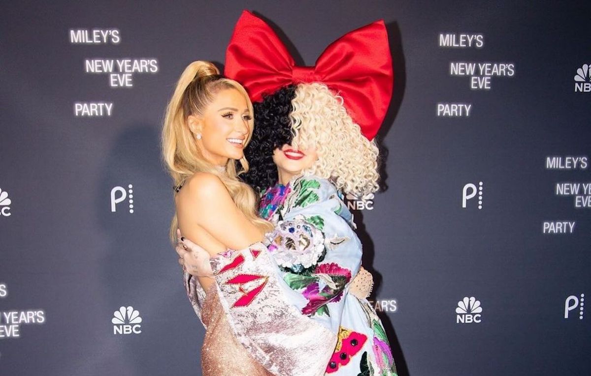 Sia e Paris Hilton affrontano i problemi del successo nel singolo “Fame Won’t Love You”
