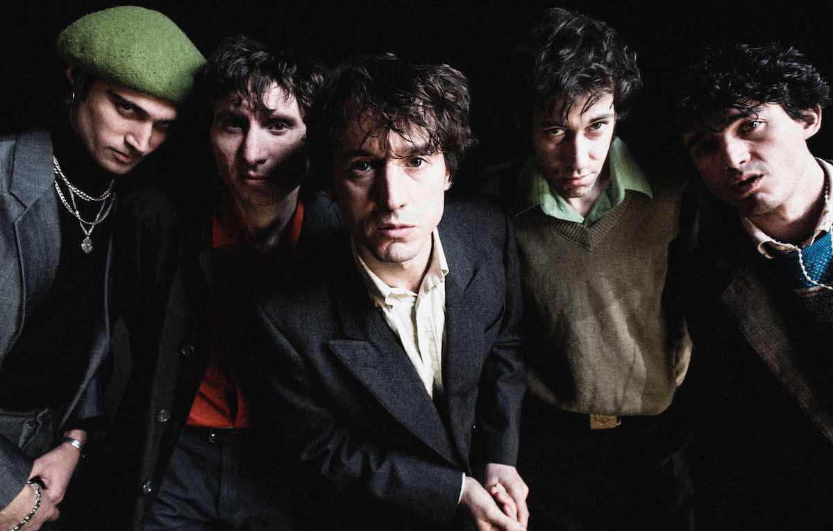 Lias Saoudi dei Fat White Family contro la «ostentazione woke» degli Idles: «È l’anti rock’n’roll»