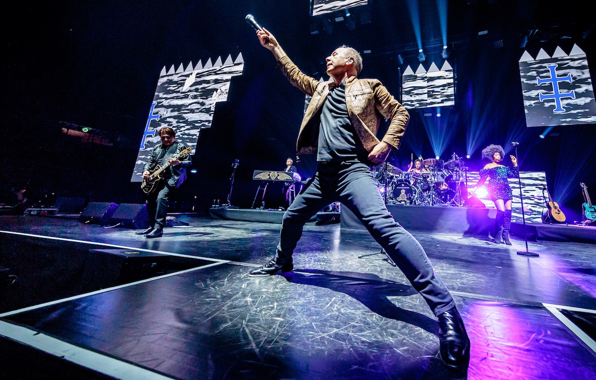 «La band suona alla grande, io una me*da»: il concerto dei Simple Minds a Milano