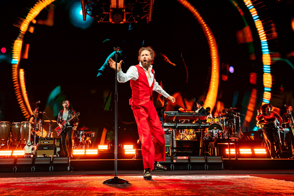 Jovanotti ricorda il Papa in concerto: «Era un prete della periferia del mondo»