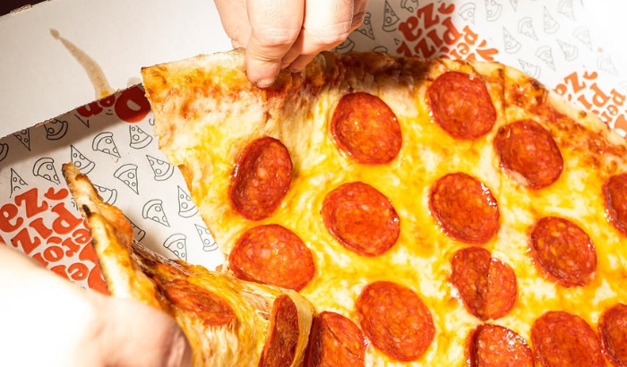 A Milano le fette di pizza sono diventate (di nuovo) una cosa seria