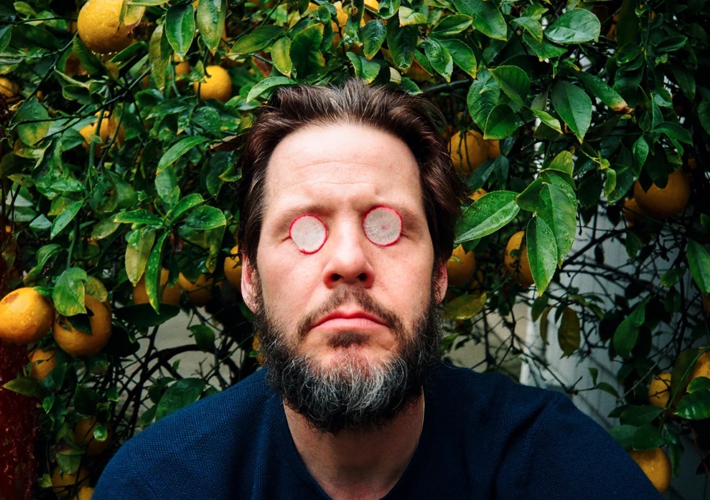 Ike Barinholtz è l’eroe non abbastanza celebrato della comedy USA, ma per fortuna è arrivata ‘The Studio’