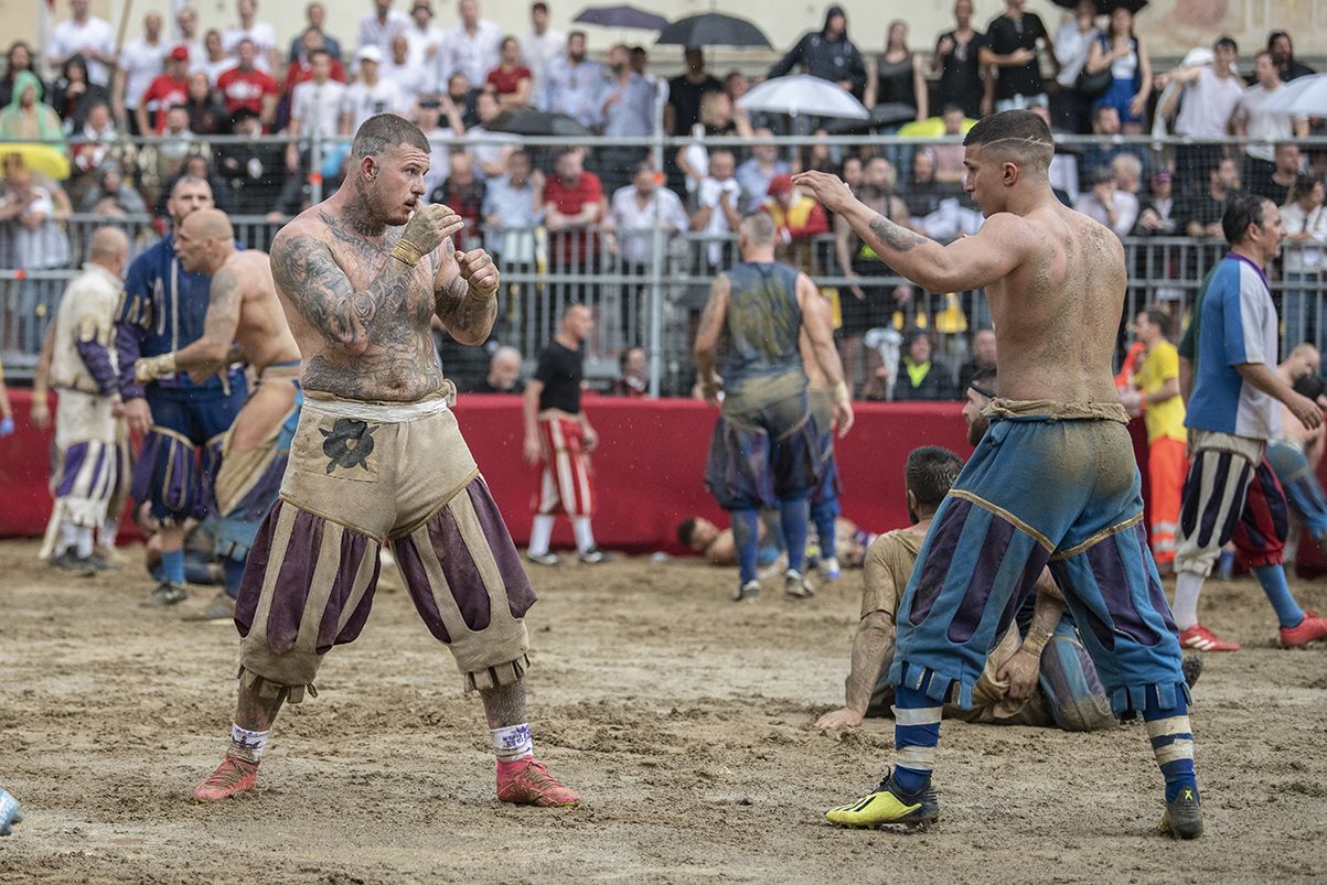Che cos’hanno in comune la boxe a mani nude e il calcio storico fiorentino?