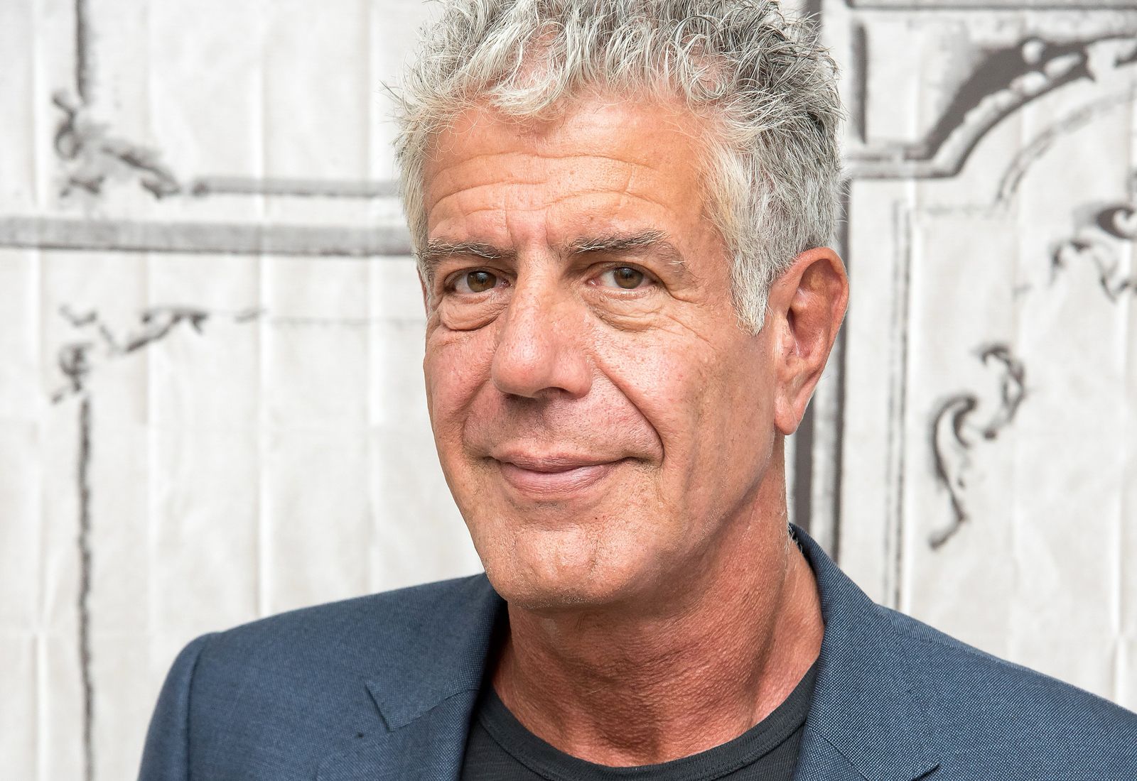 Anthony Bourdain: Il Retaggio di 'Kitchen Confidential' a 25 Anni dalla Rivoluzione Gastronomica