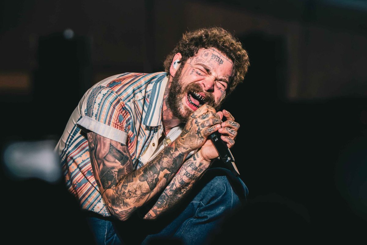 Cappelli da cowboy e bandane al collo: il raduno country di Post Malone