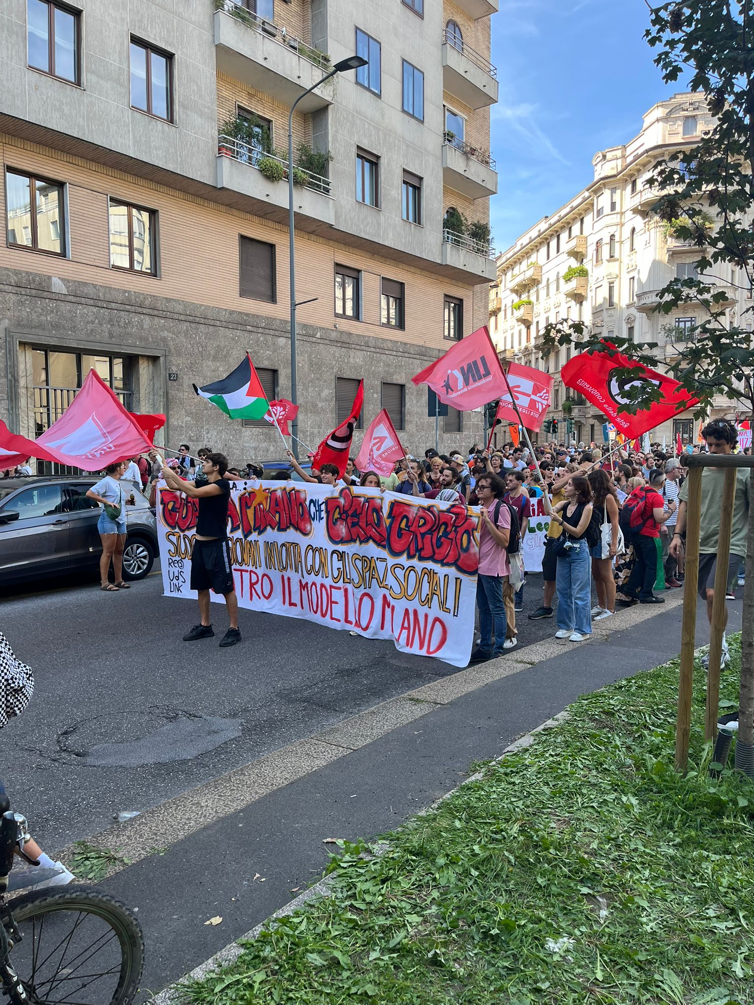 corteo leoncavallo milano