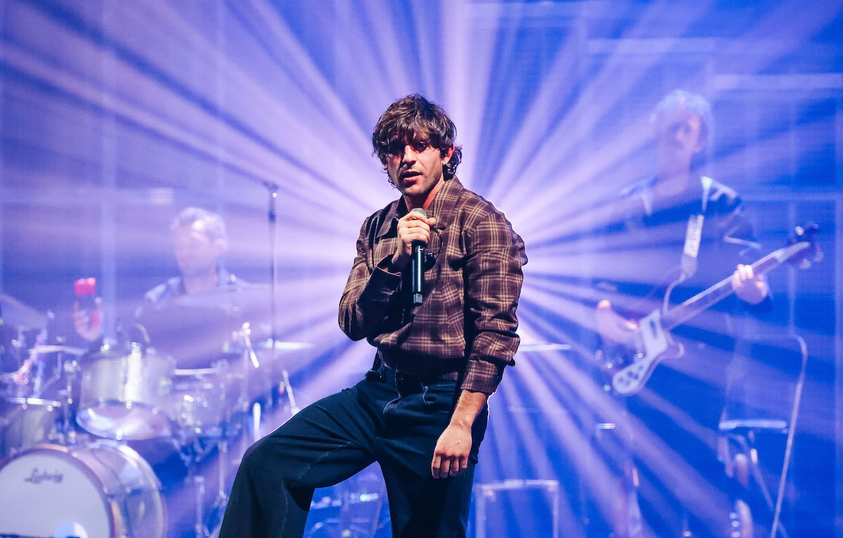 Rkomi a teatro vuole decrescere per crescere