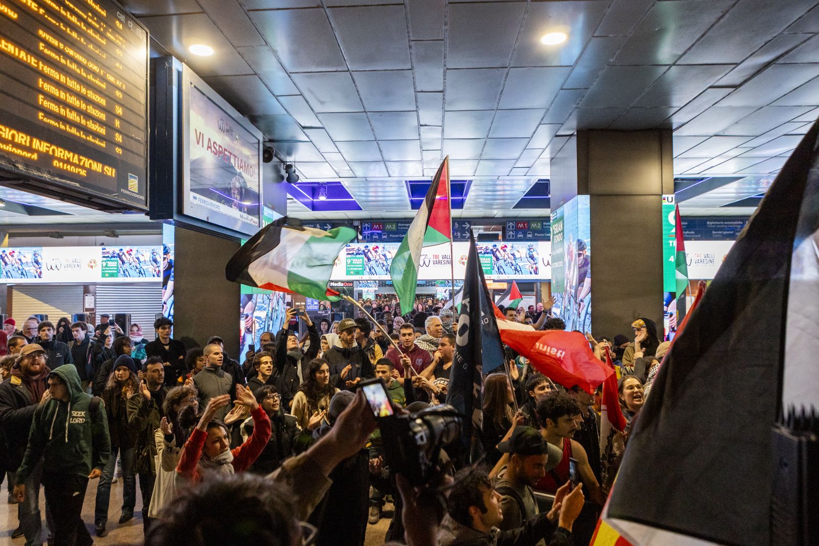 milano cadorna 1 ottobre manifestazione