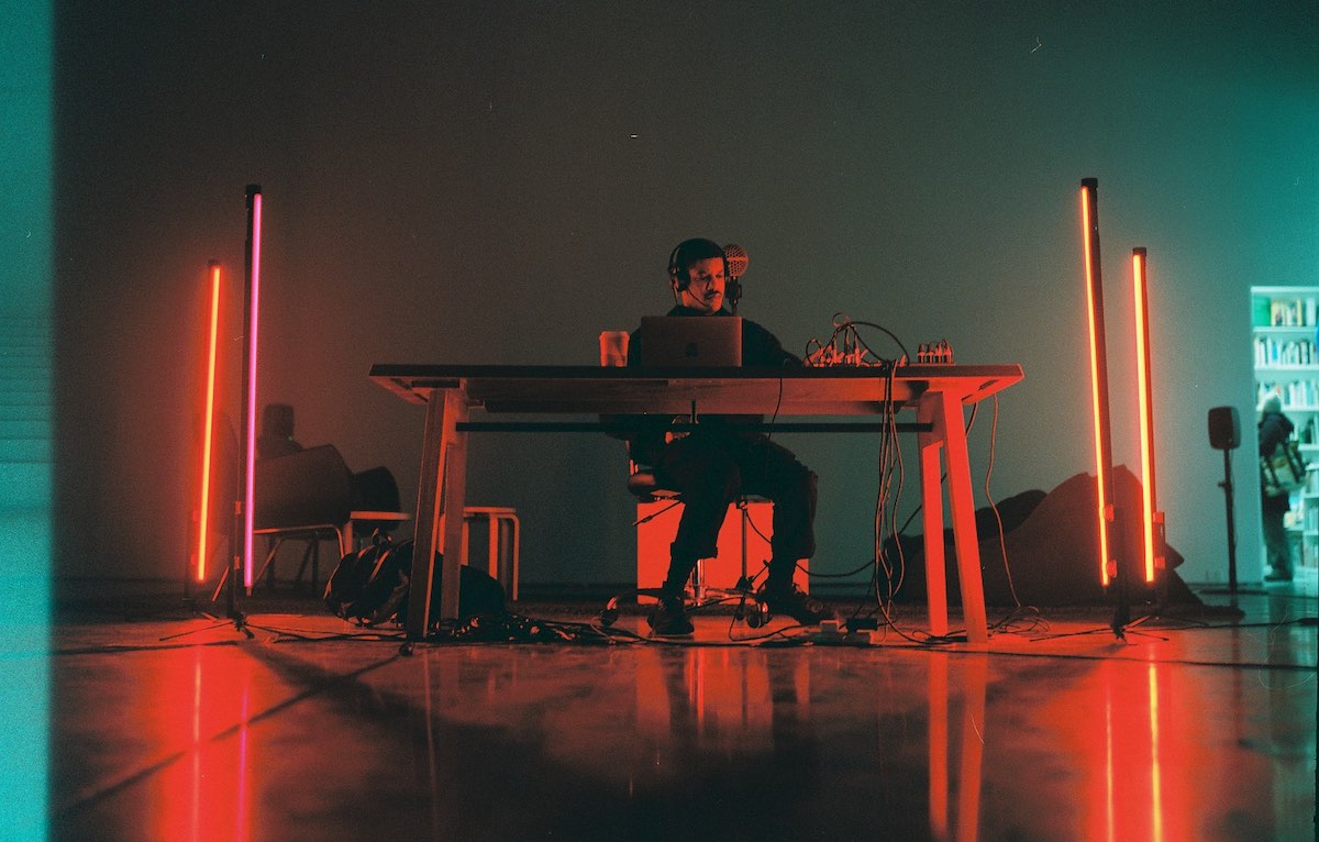 Caterina Barbieri sta trasformando la Biennale Musica in un raffinato rave da camera