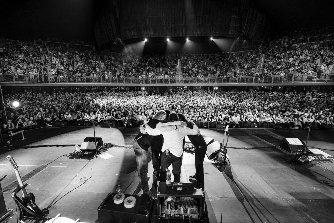 L'abbraccio degli Afterhours a fine concerto