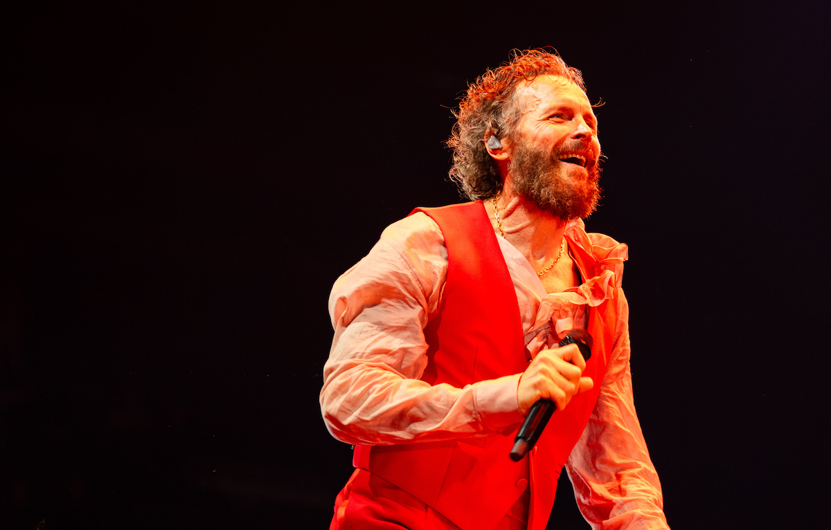 Jovanotti vuole distrarre l’umanità da sé stessa