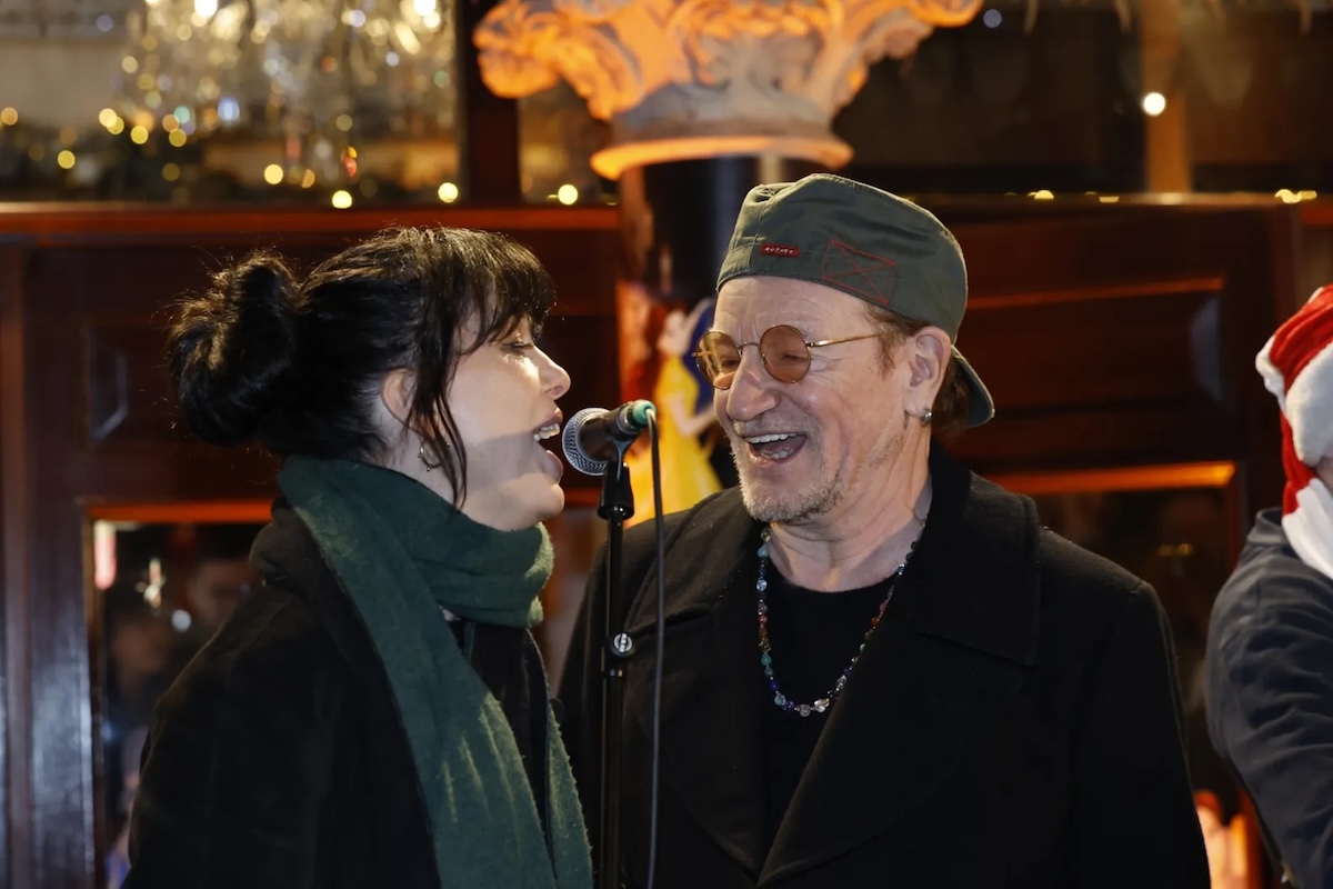 Bono e Imelda May durante il Busk a Dublino