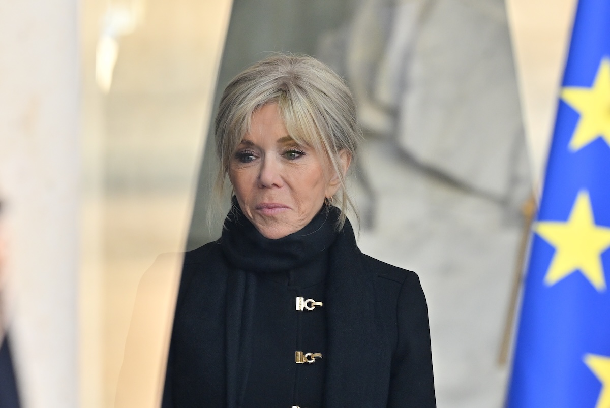 Brigitte Macron che fa la dj, aiuto