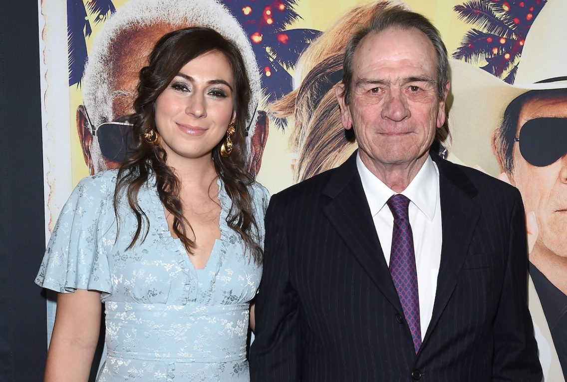 Tommy Lee Jones e la figlia Victoria Jones nel 2017.