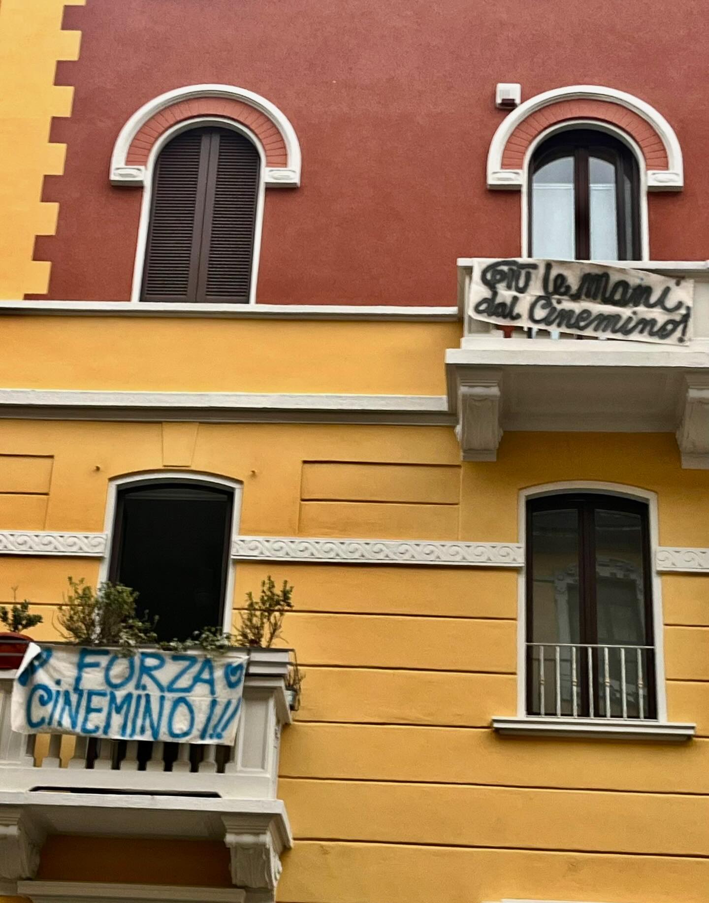 I manifesti a sostegno del Cinemino, in via Seneca a Milano