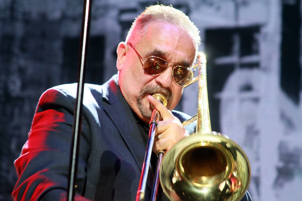 È morto Willie Colón, leggenda della salsa. L’omaggio di Bad Bunny