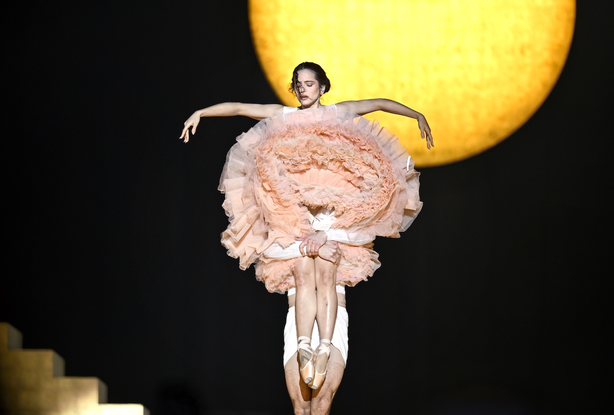 Il nuovo tour di Rosalía è pura luce nel buio