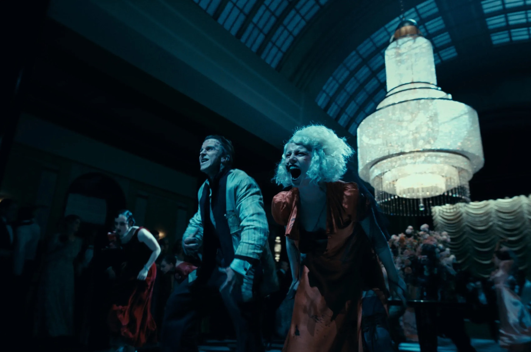 ‘La Sposa!’: non tutte sono a fuoco, ma quante idee ha Maggie Gyllenhaal