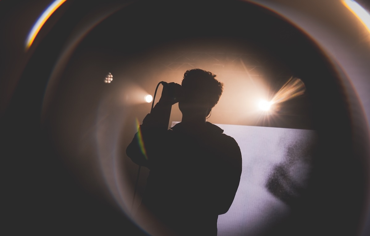 Tutti Fenomeni, la performance di un cantante disallineato