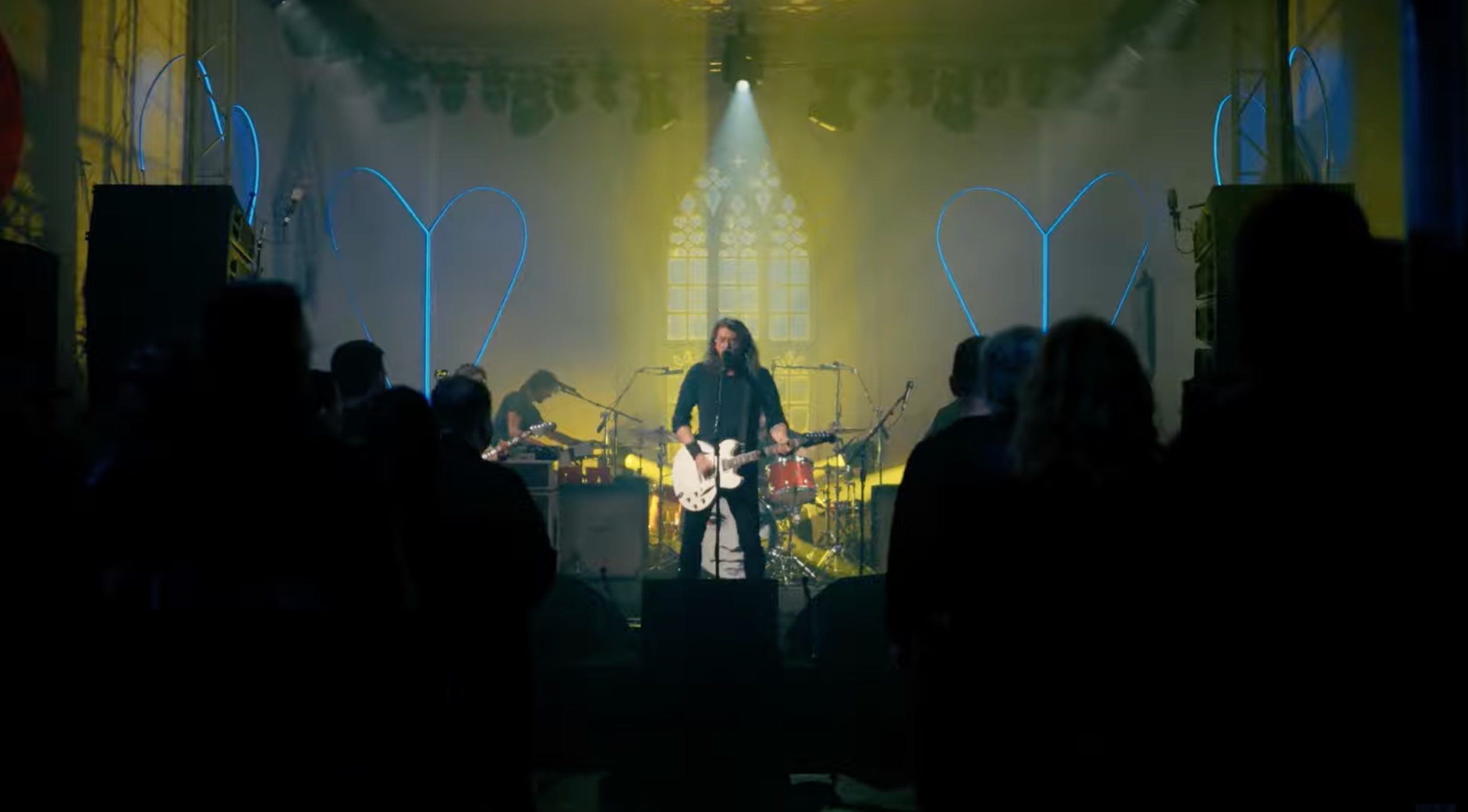 “Sai che dovresti essere morto e invece sei vivo”: ascolta il nuovo singolo dei Foo Fighters ‘Of All People’