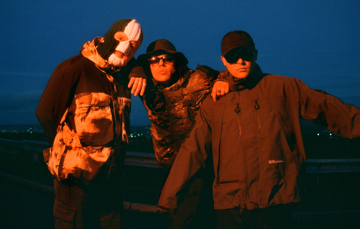 Kneecap: «Scendete per strada e cantate ‘Bella ciao’»