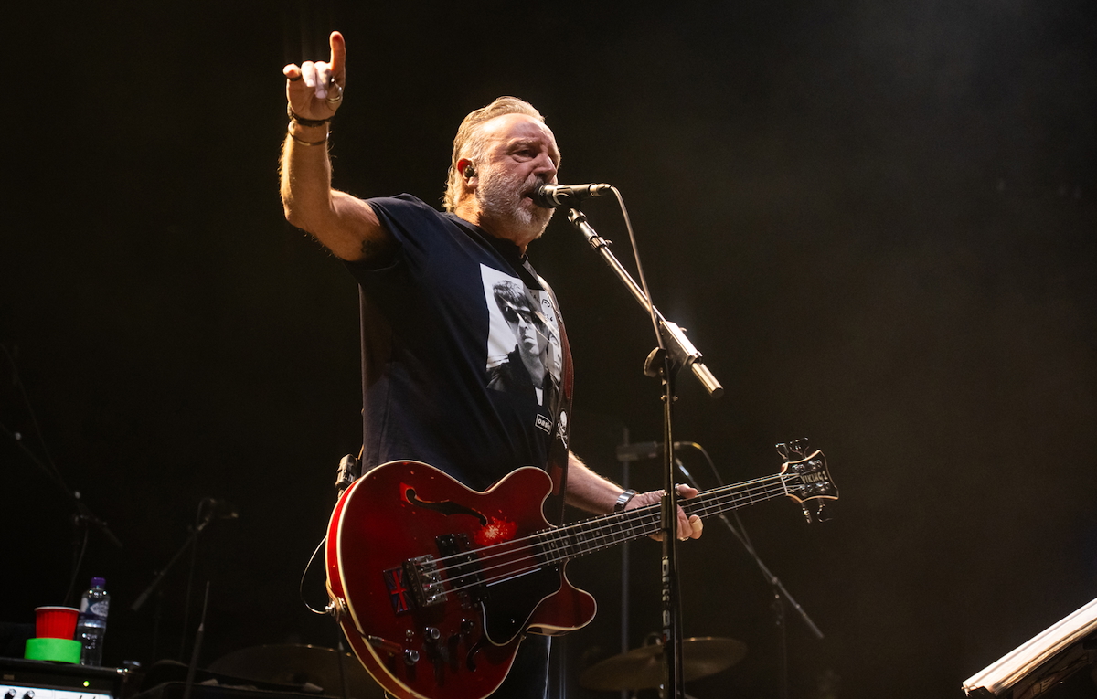 Ehi, Peter Hook, torneresti a suonare coi New Order per una sera?