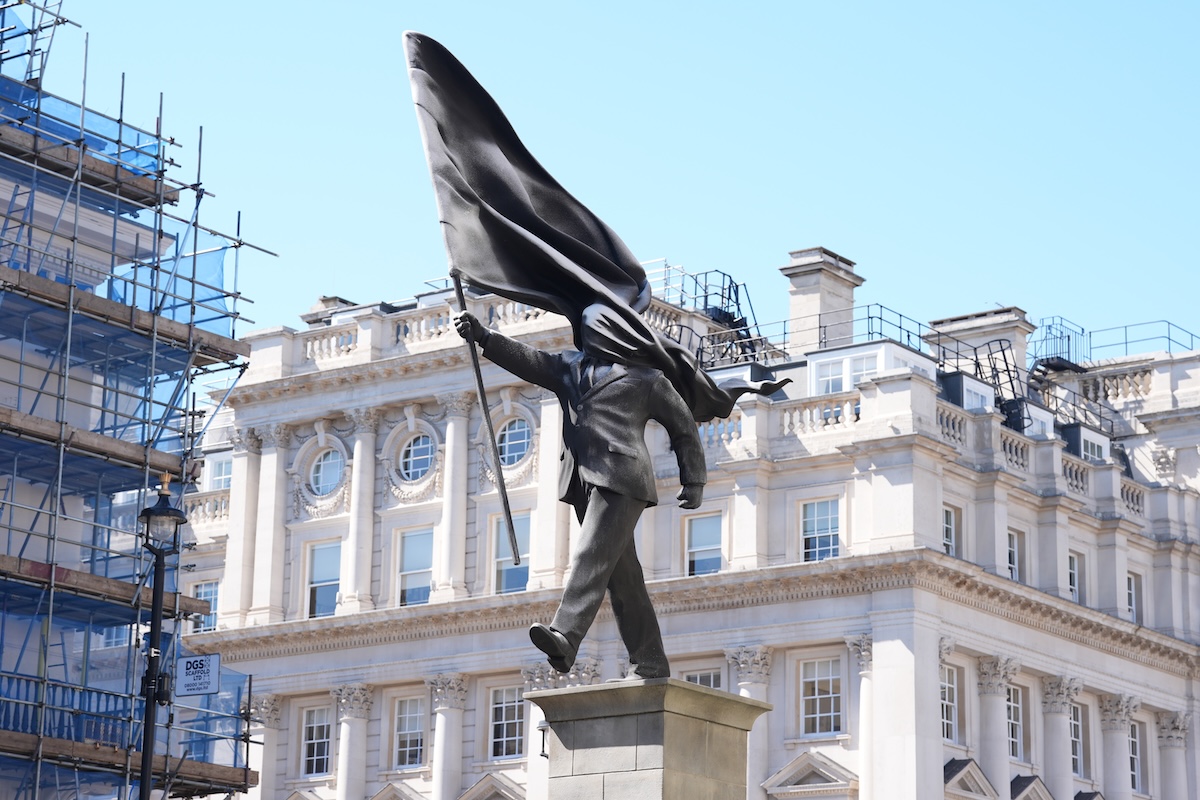 Banksy è tornato con una statua