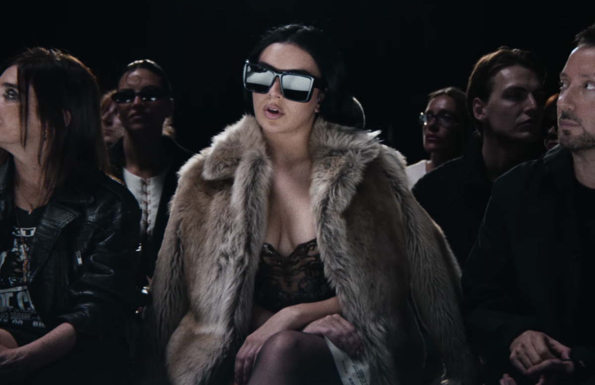 Charli XCX si dà alla moda nel video di ‘SS26’