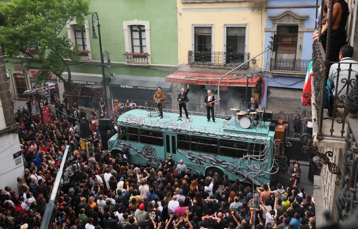 Cosa ci fanno gli U2 sul tetto di uno scuola bus in Messico?