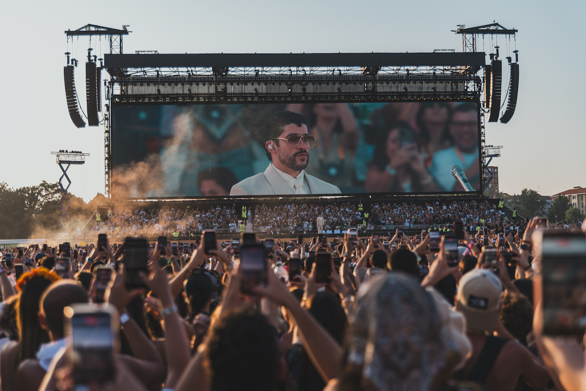 Bad Bunny ha trasformato il suo concerto a Milano in una grande festa di paese