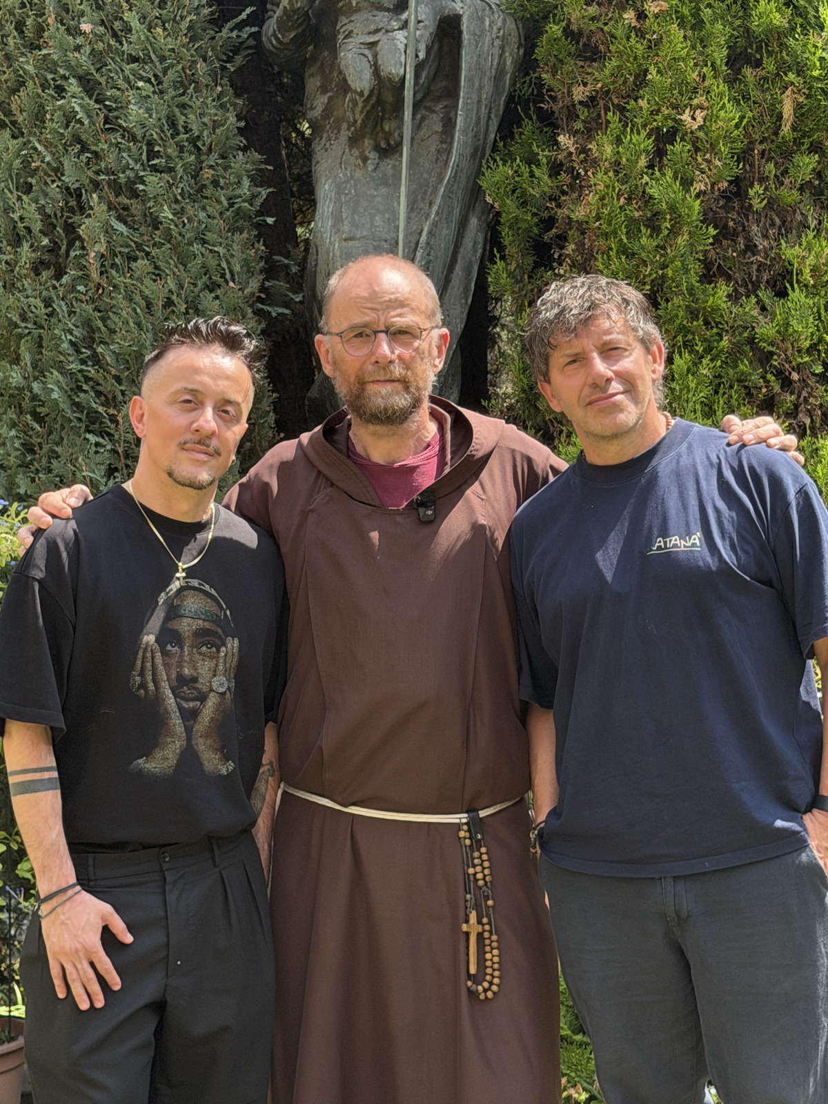 Dardust, Fra Marcello e Cesare Battisti. Foto: Opera San Francesco