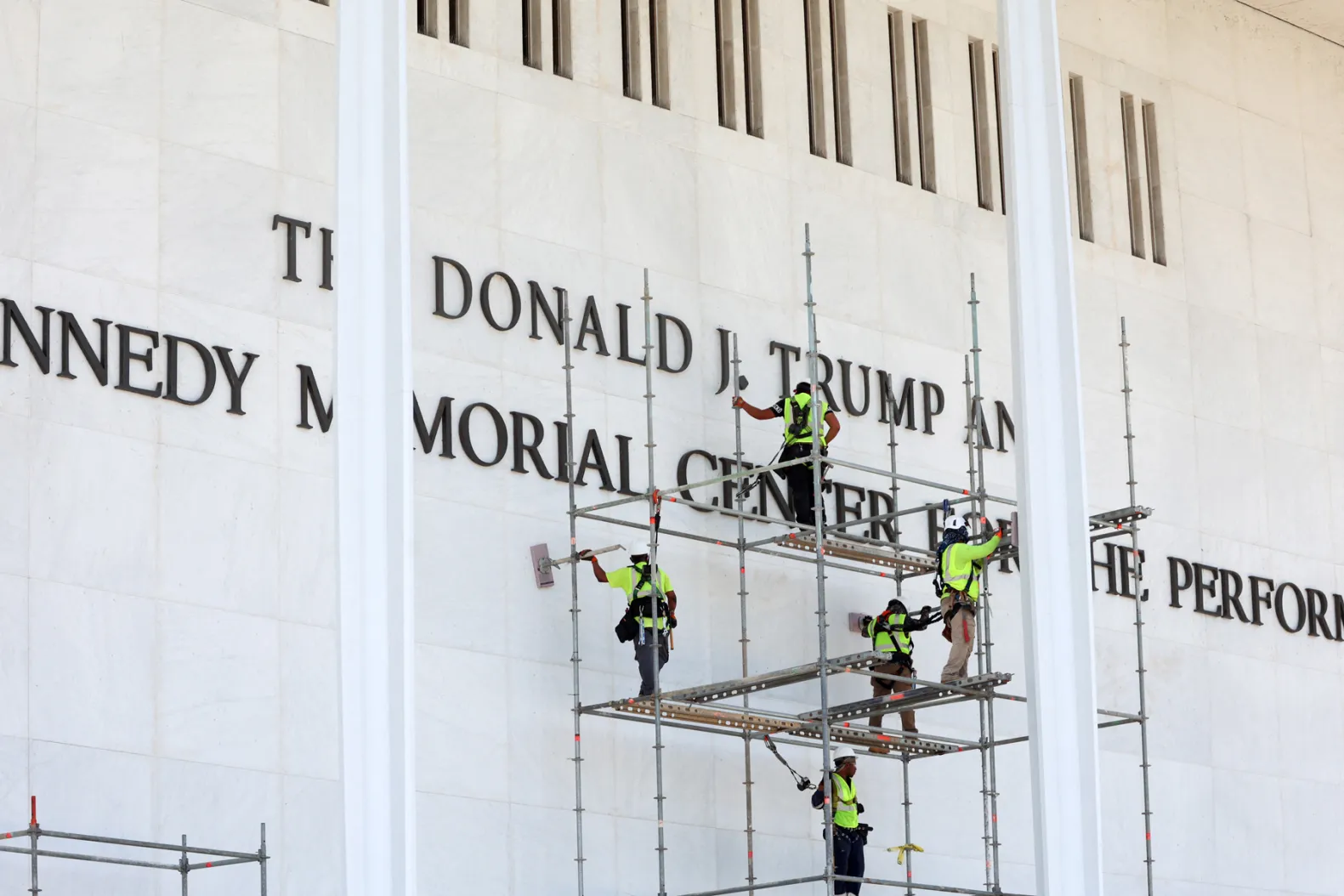 Il Kennedy Center, un monumento alla cultura e alla politica, mostra segni di distruzione e gestione inadeguata