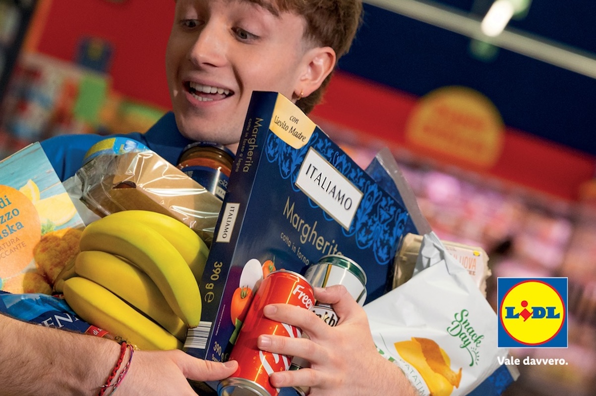Lidl e Caffeina raccontano la spesa a braccia piene con la campagna “Un abbraccio di convenienza”