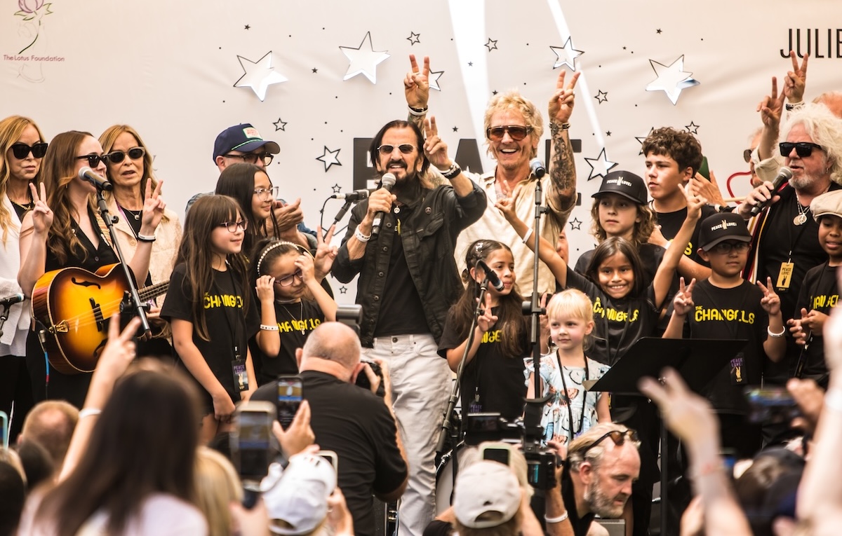 Le foto della festa di compleanno col rito “peace & love” di Ringo Starr