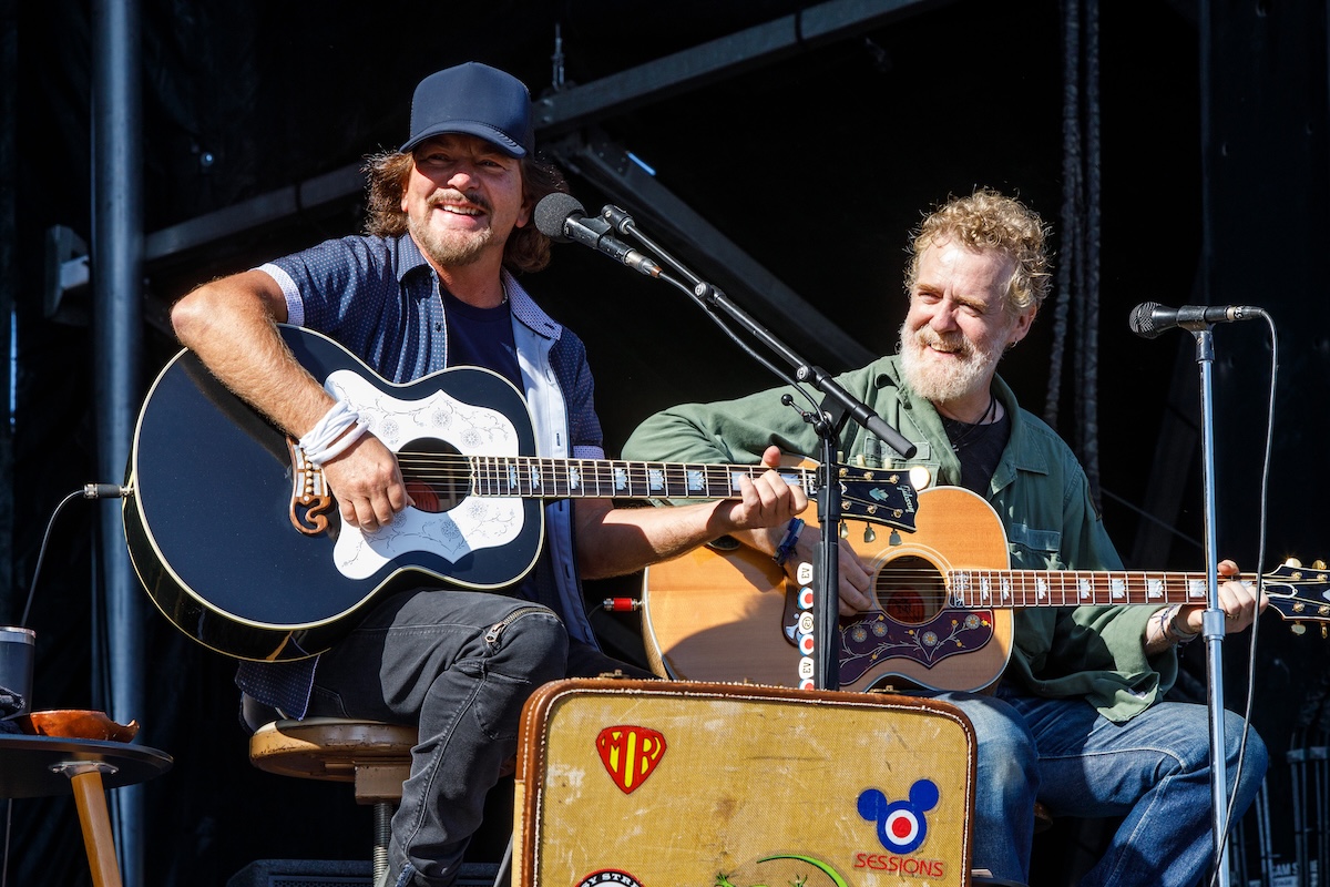 Eddie Vedder ricorda l’amico Glen Hansard suonando in strada a Dublino