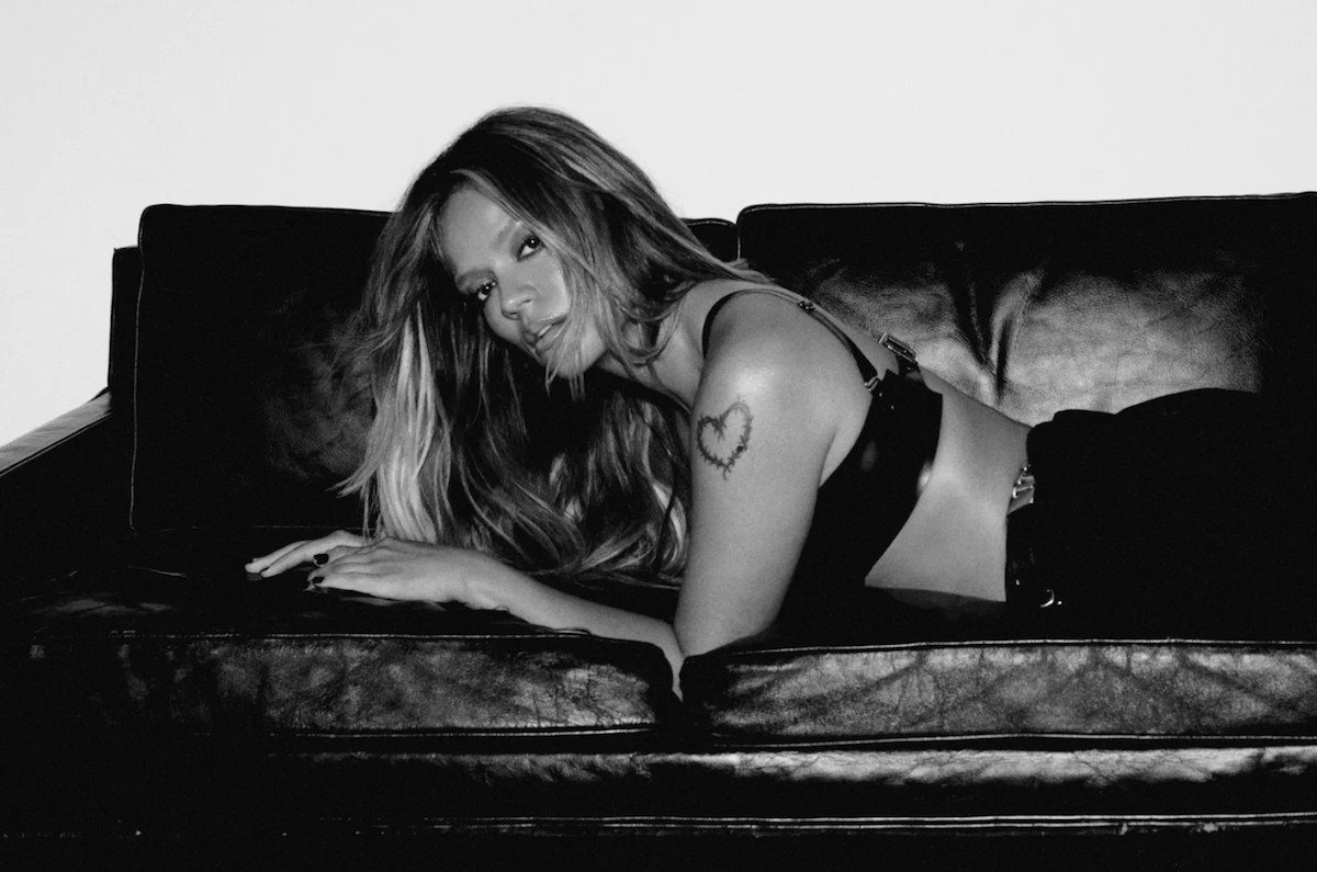 Karol G è più vulnerabile che mai in ‘No Me Arrepiento De Sentir Tanto’