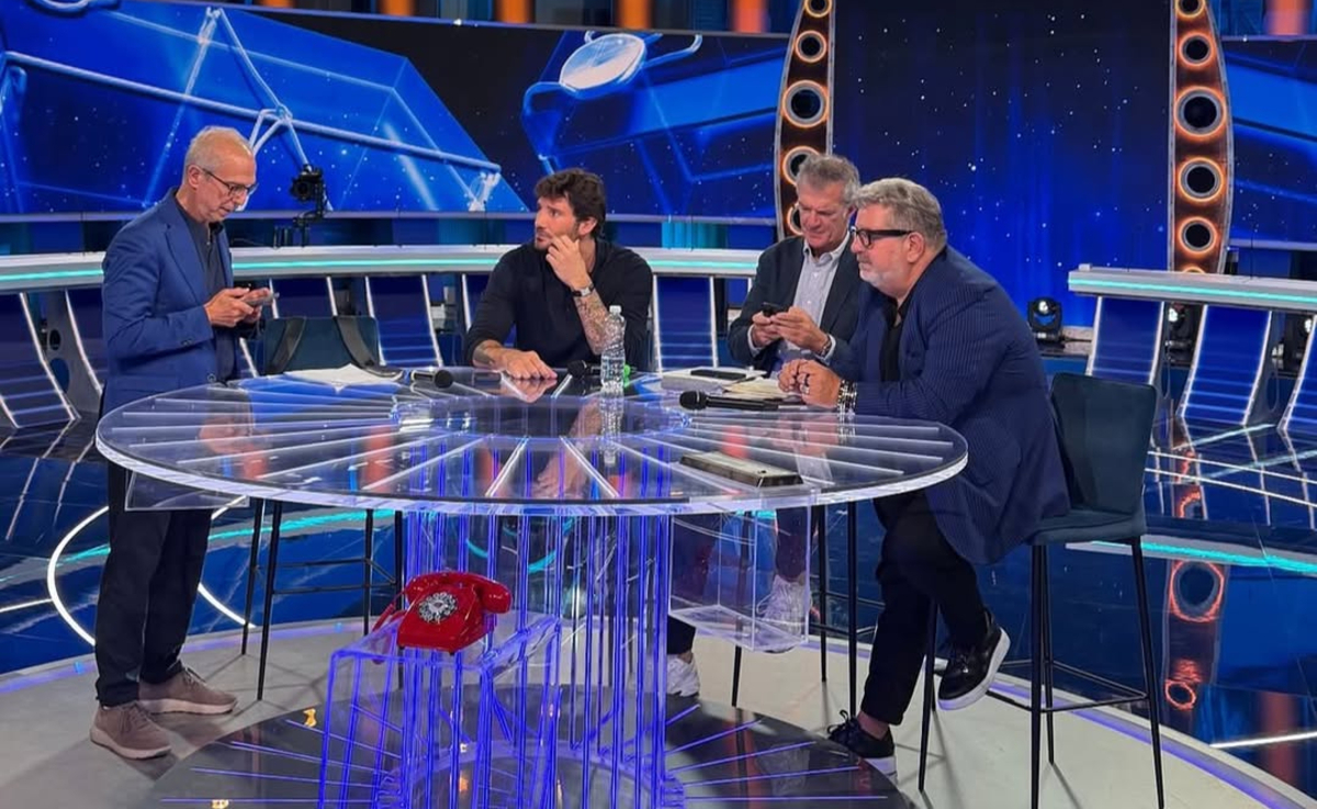 La conferenza stampa di Stefano De Martino sul nuovo regolamento di Sanremo. Foto: Instagram Rai