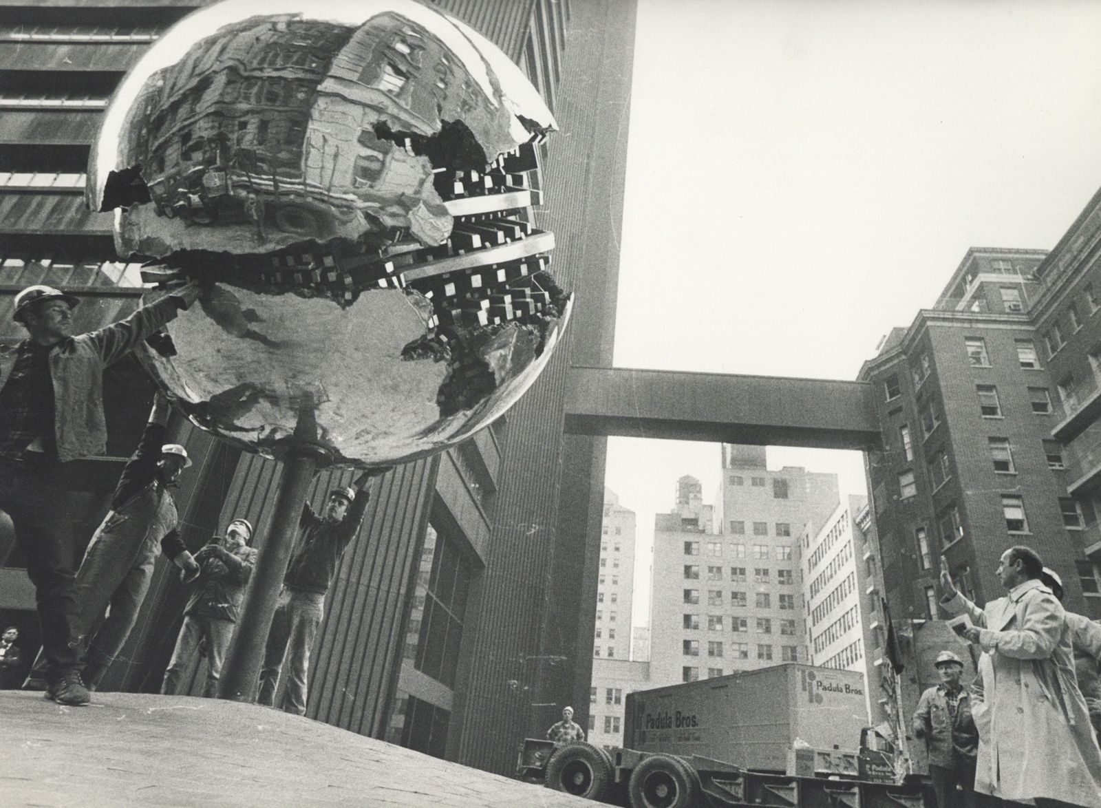 La prima volta dell’archivio della Fondazione Arnaldo Pomodoro, in 100 scatti