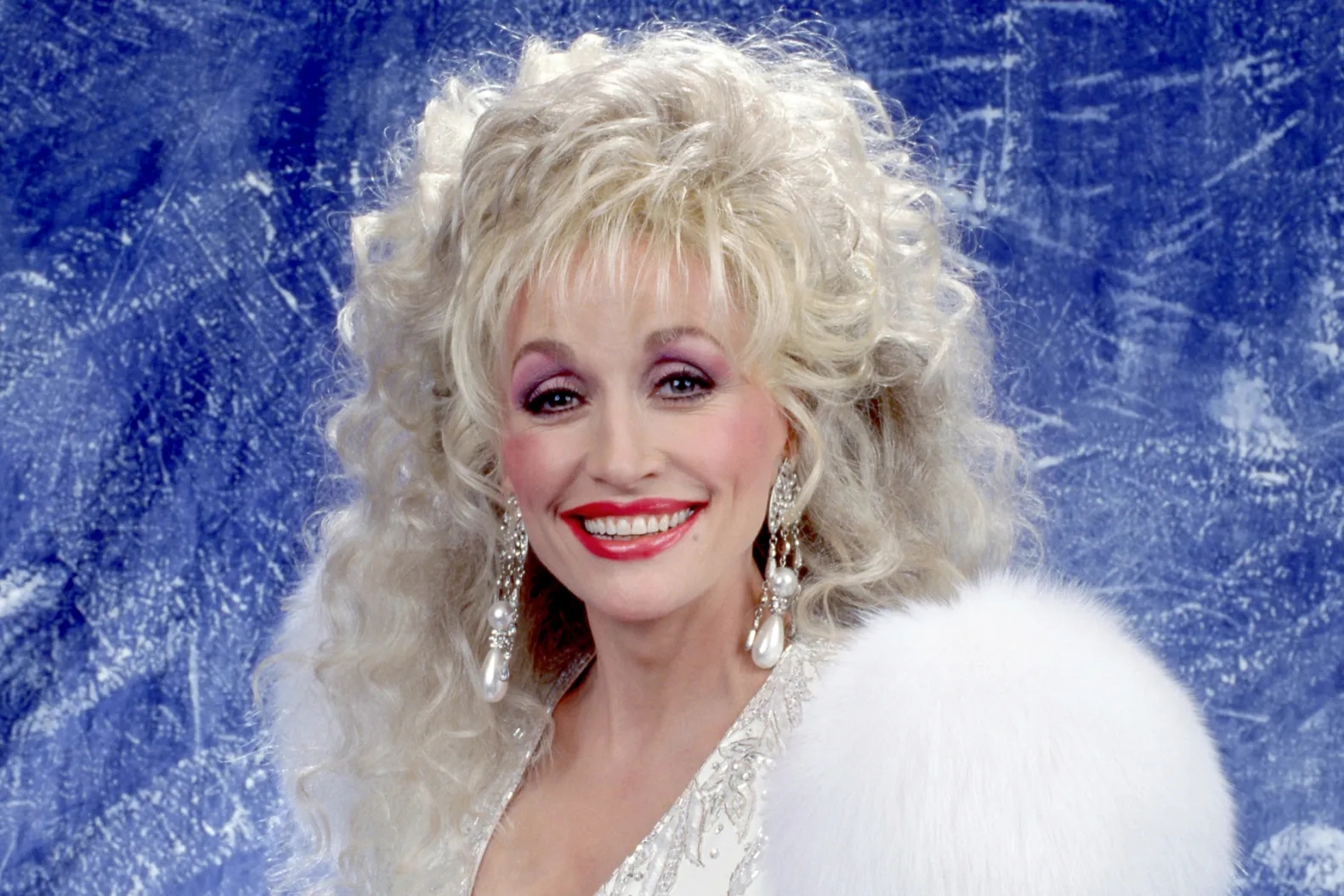 Più le dicevano che il suo aspetto era sbagliato, più Dolly Parton diventava appariscente