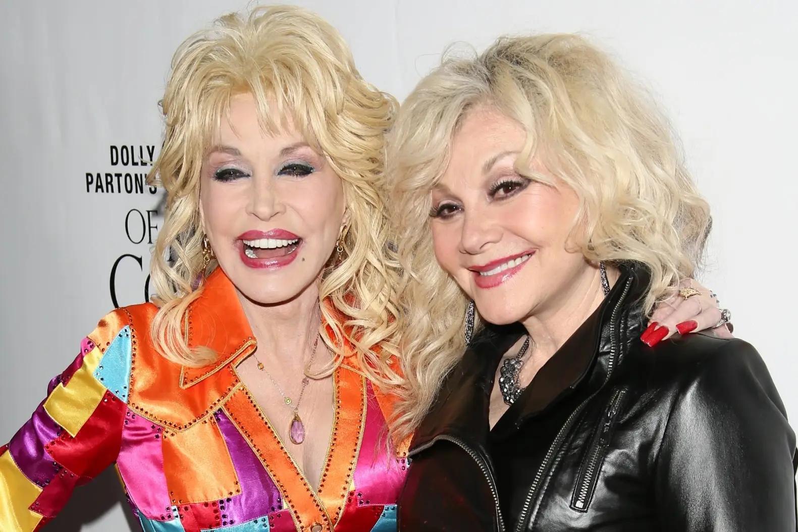 La sorella di Dolly Parton vorrebbe che smetteste di pubblicare «contenuti spazzatura generati dall’AI» sulla cantante