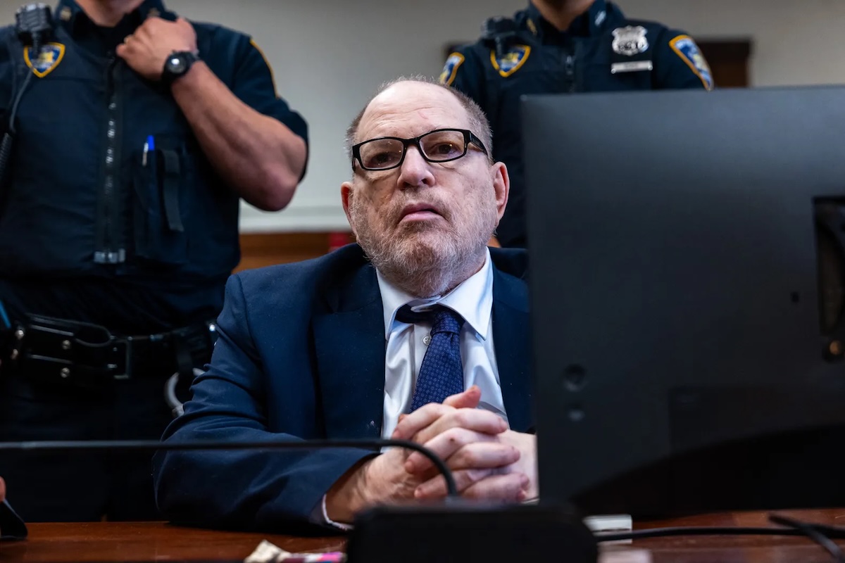 Harvey Weinstein condannato ad altri 15 anni dopo l’annullamento del primo verdetto