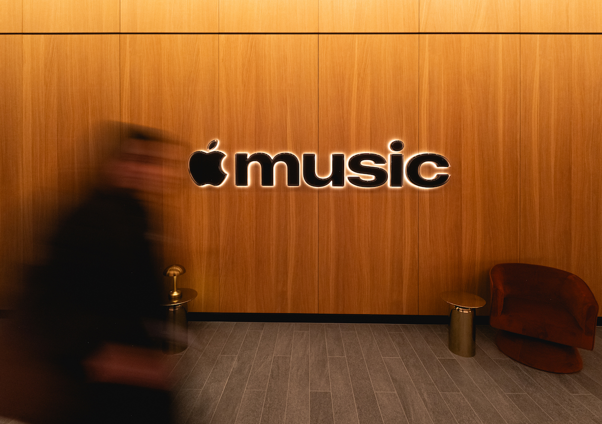 Apple Music si rifà il look con Fred again..