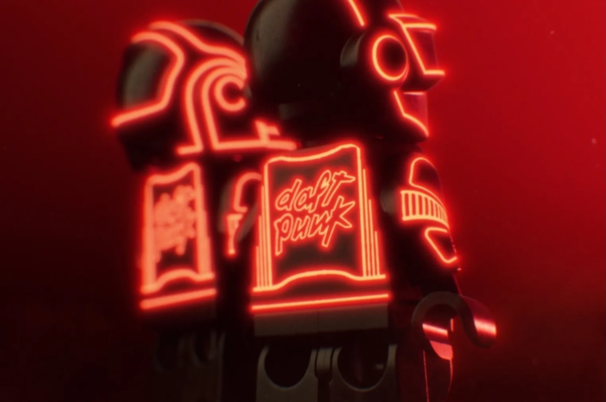Daft Punk e LEGO hanno annunciato una collaborazione, si parte con la piramide di ‘Alive 2007’